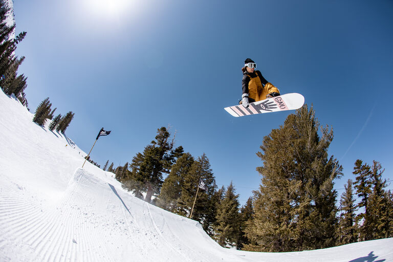 toe side grab with blue sky