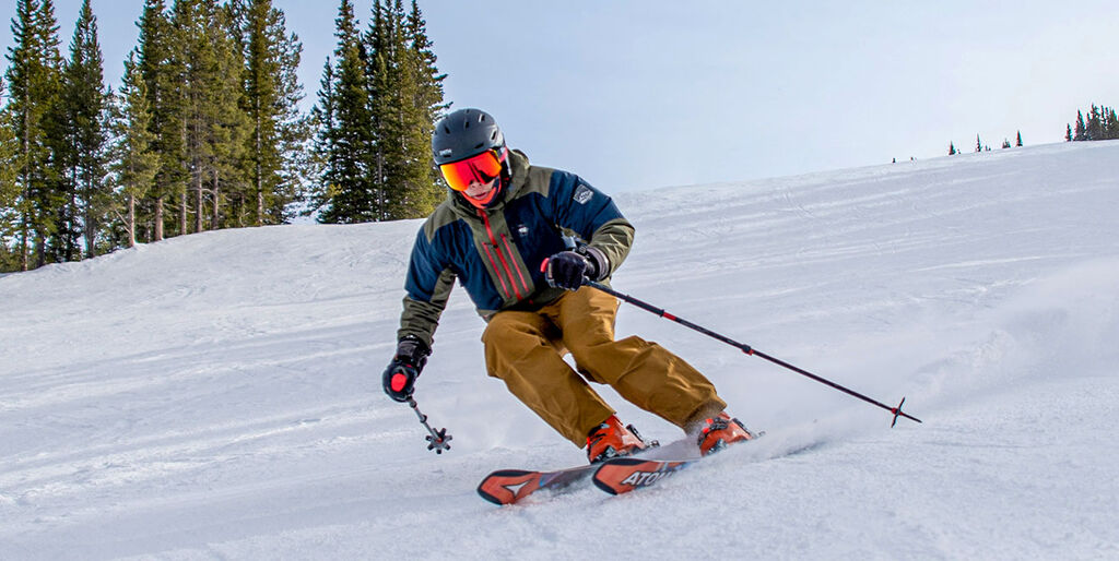 Kumar skiing