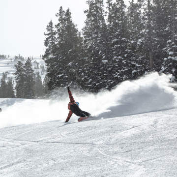 snowboarding slashing turn