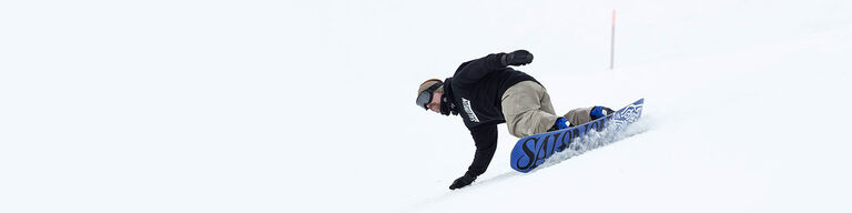 Snowboarder carving toeside